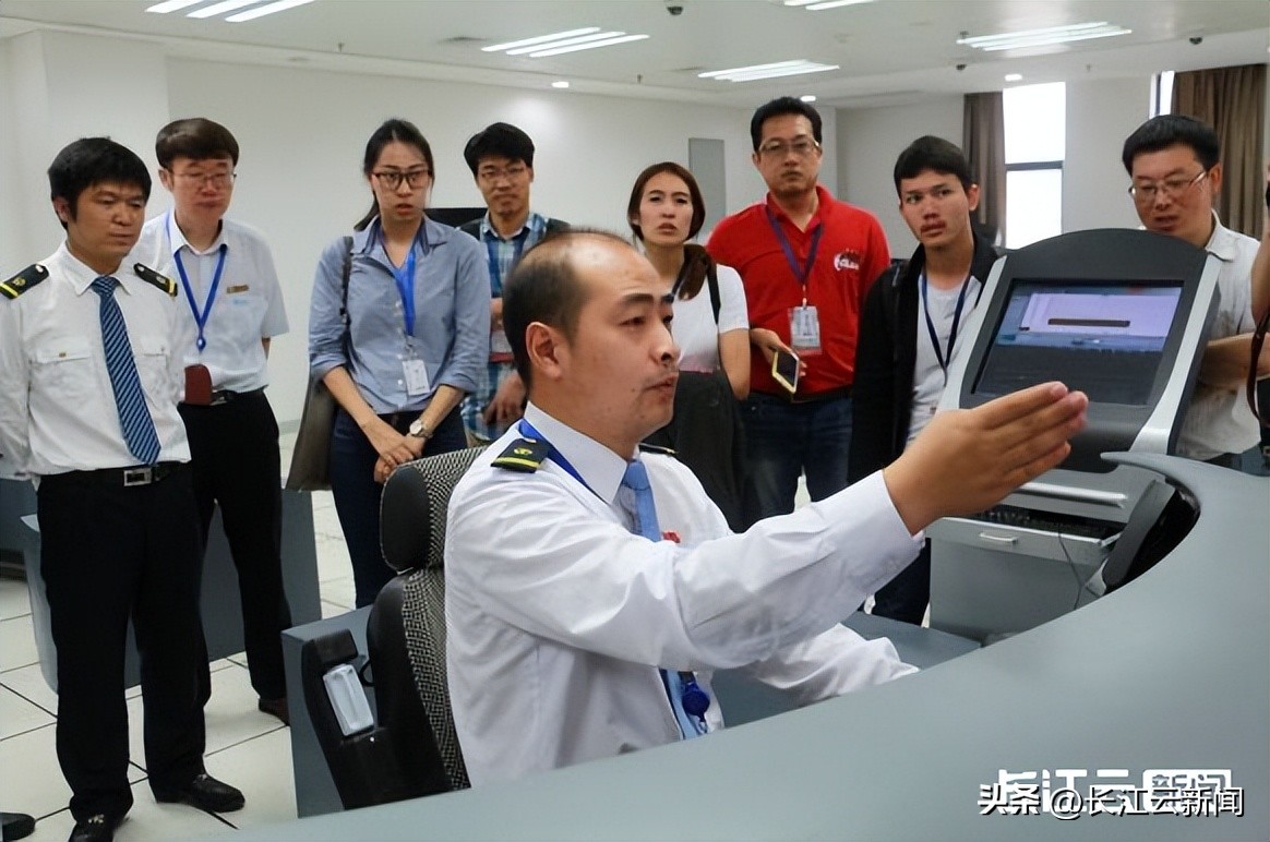 高铁司机是怎样操作,高铁司机需要如何操作