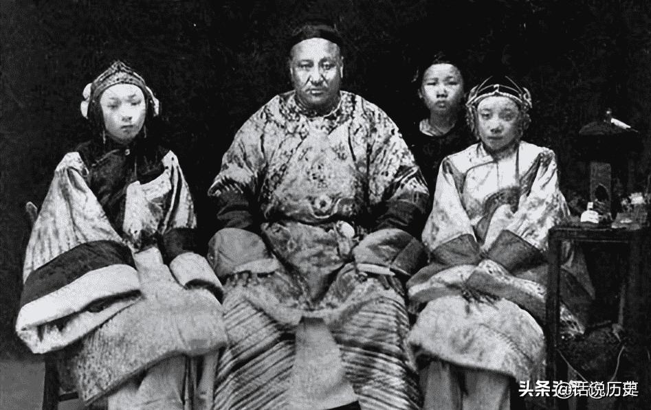 变态的纳粹德国,*光脱**犹太人女人衣服,集体*杀屠**!