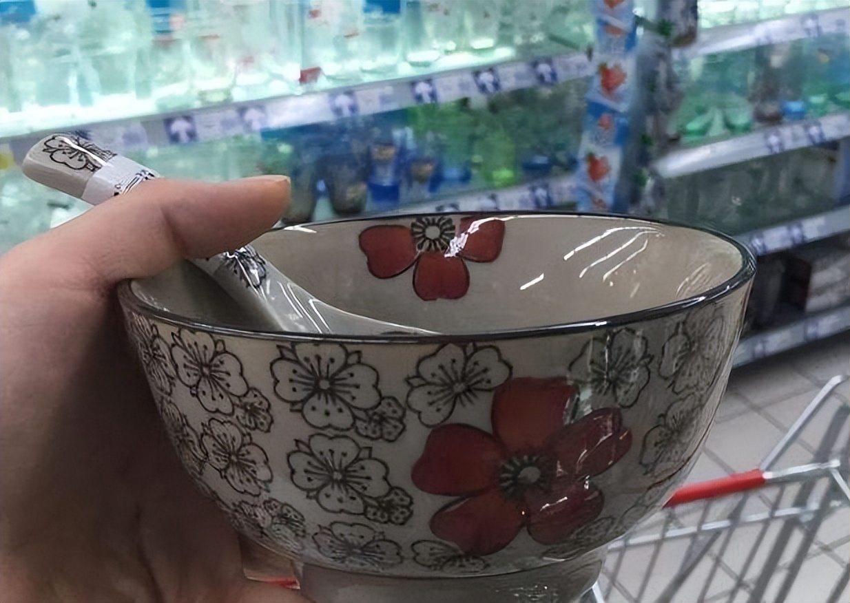 奉劝大家：不要给家人用这3种饭碗！真的不好用，还不安全