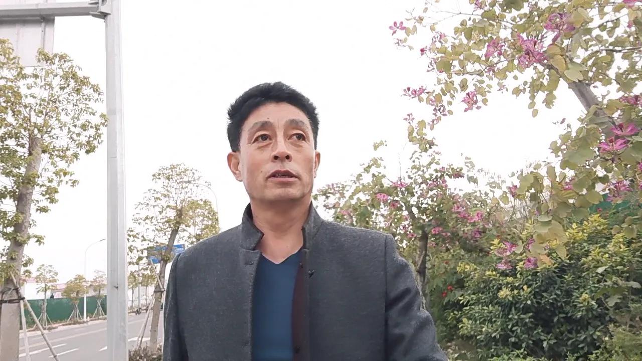 她把手迅速的插进我的裤兜，我当时有点蒙了