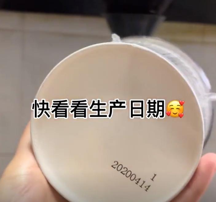 女子修油烟机发现前租户遗留食品,女子深夜敲门修油烟机破涕为笑