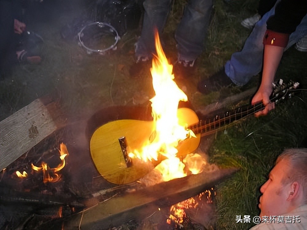 新手烧火棍吉他到底能不能学会,吉他烧火棍怎么练