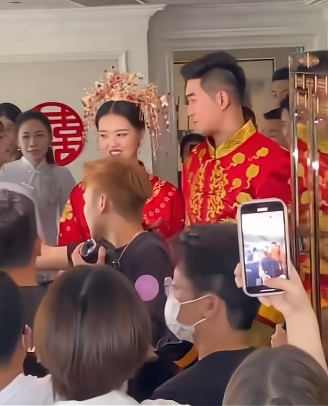 张常宁穿中式婚服亮相,张常宁婚纱礼服