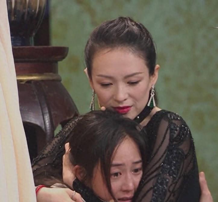 “小丑手”太减分了，这8位女星个个貌美如花，却被手拖后腿