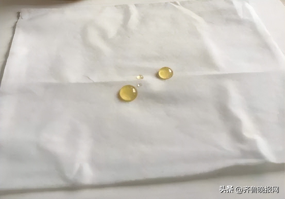 如何辨别真假蜂蜜一瓶冷水就搞定,一杯清水辨别蜂蜜真假