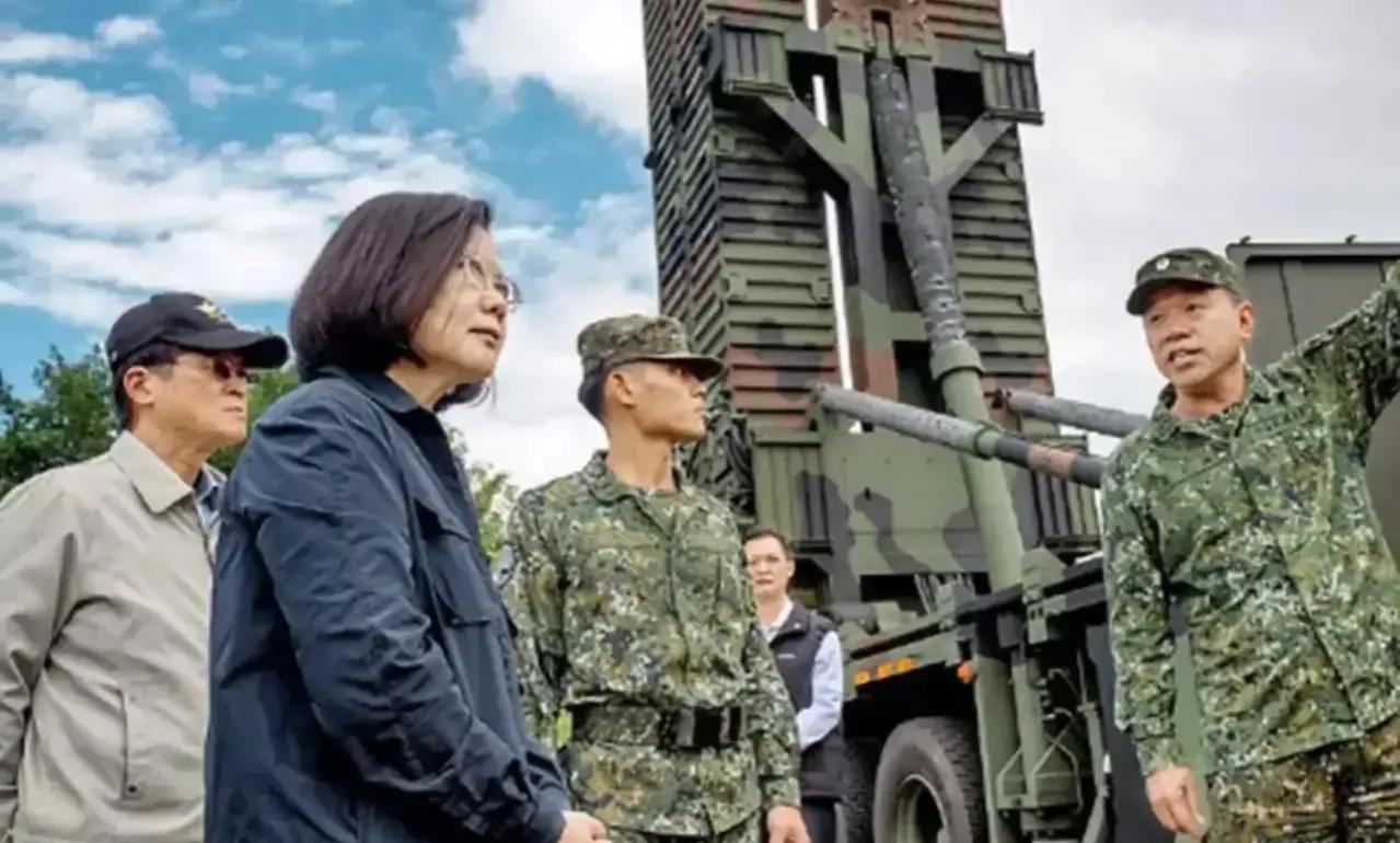 大陆军演奏效！蔡英文采取反制措施，效果不尽人意？台民：别反抗