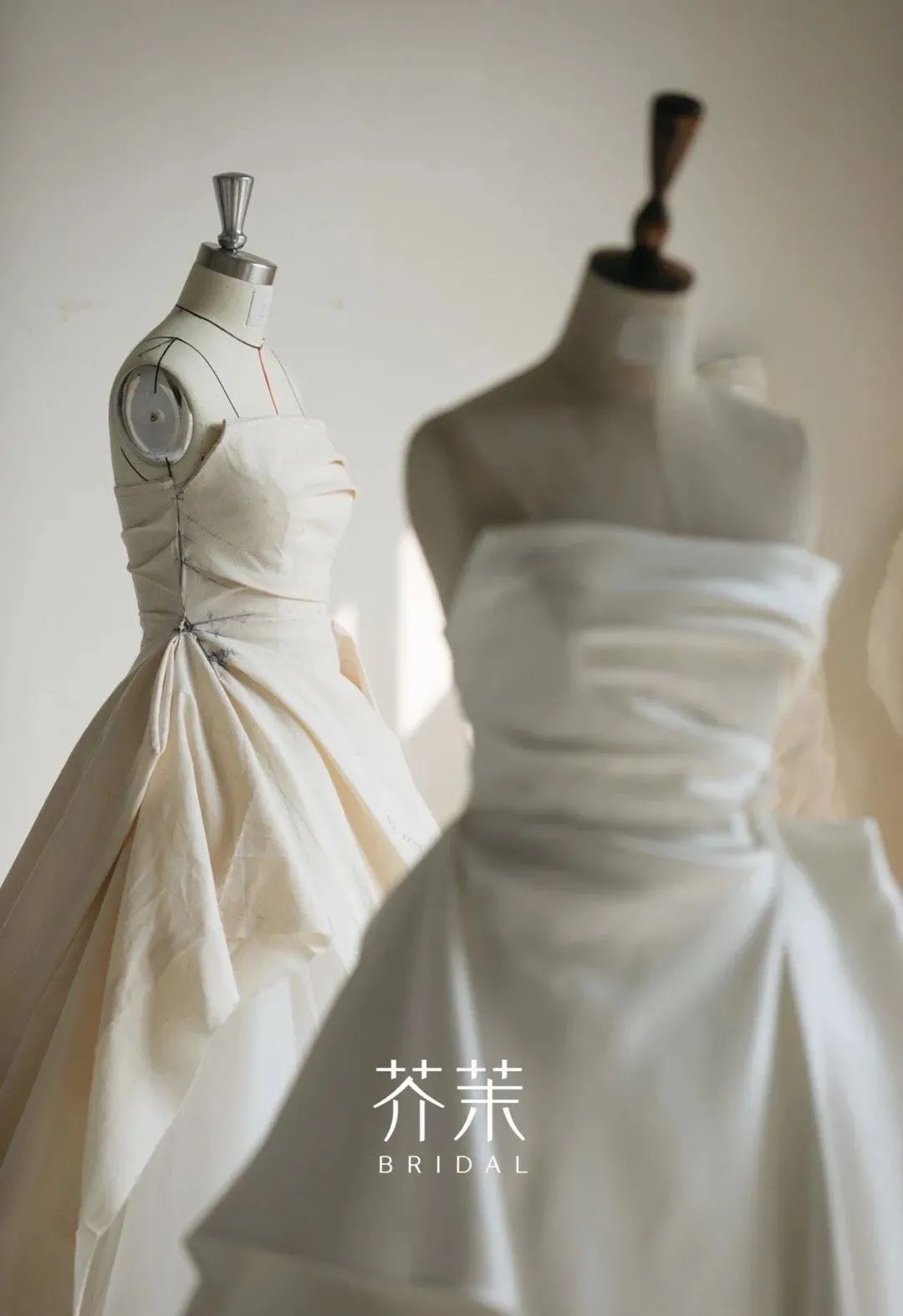 孟晚舟紫色连衣裙,孟晚舟蓝色连衣裙