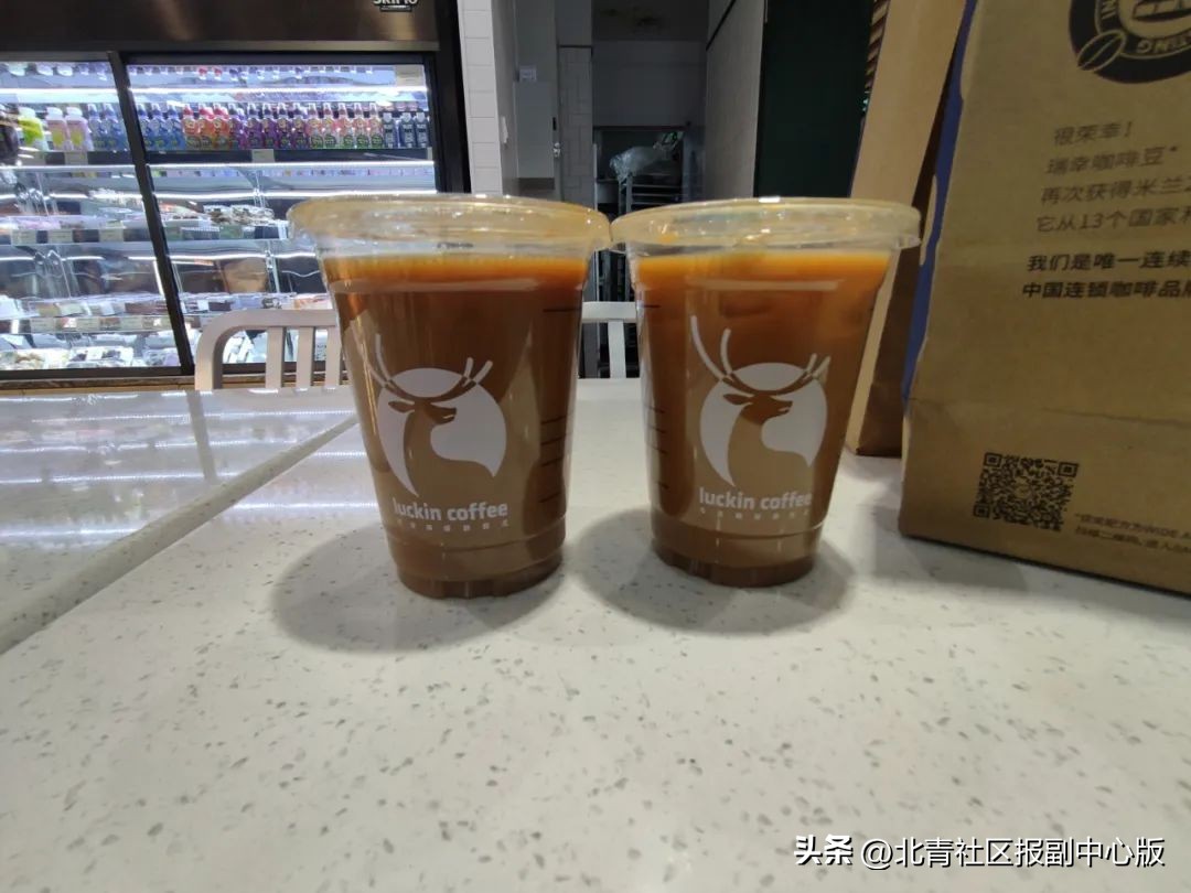 3.3亿热搜！瑞幸咖啡去冰剩半杯是“*规则潜**”？实探通州店：我们不是“加冰王”！