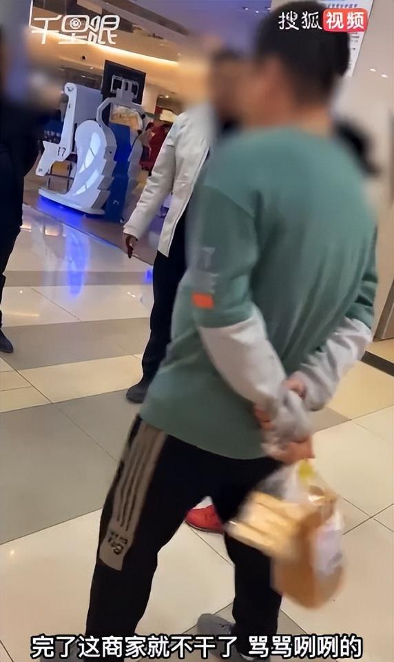 强买强卖?顾客没买草莓,被女店主扯衣辱骂“碰了必须买”!