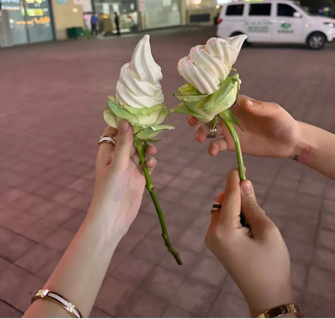 离谱到全网开骂的“玫瑰冰淇淋”事件:新型智商税,又来祸害人了