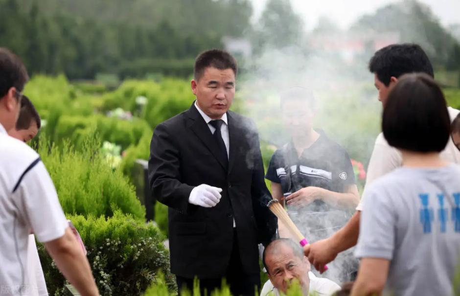 00后守墓,00后守墓工作惹网友羡慕