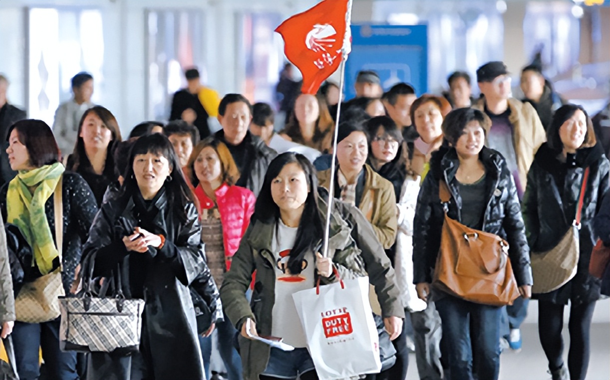 曼谷街头惊现很多中国籍,曼谷街头熙熙攘攘的人群