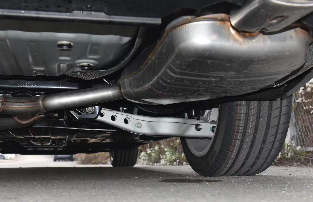 别克君威为啥这么便宜,别克君威和凡尔赛哪个值得买