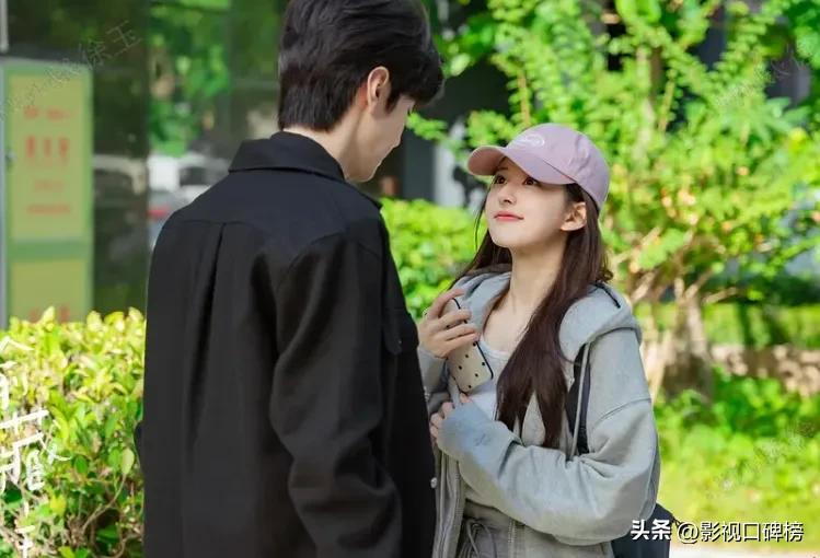 同样是在播校园甜剧，《偷偷藏不住》褒贬参半，这部剧却一水好评