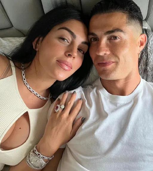 出身平民的窟柜姐一路开挂,球星C罗对她一见钟情