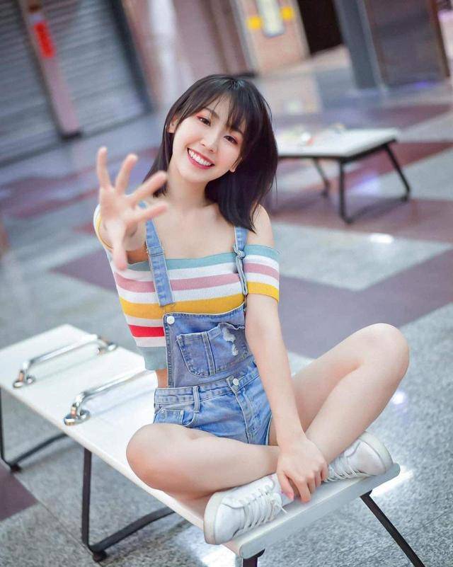 修身短袖搭配白色高腰瑜伽裤穿搭,浅粉色t恤搭配什么裙子