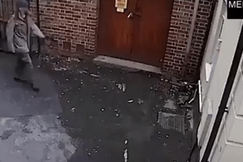 一七年让代购买的漫画，昨天联系我说他出来了，问我书还要不要