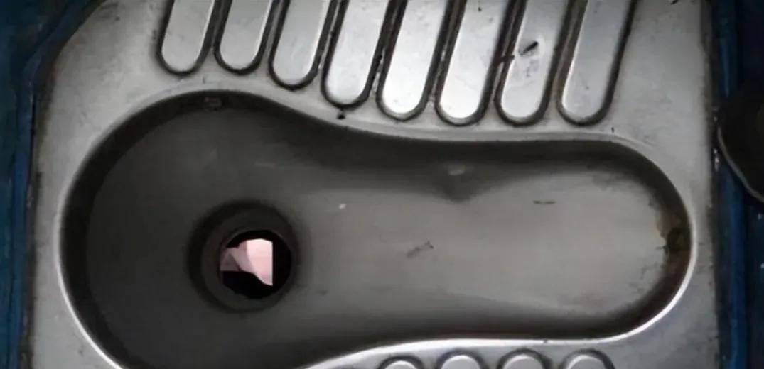 火车厕所里的粪便最后去了哪里,火车上面的粪便都跑哪里去了