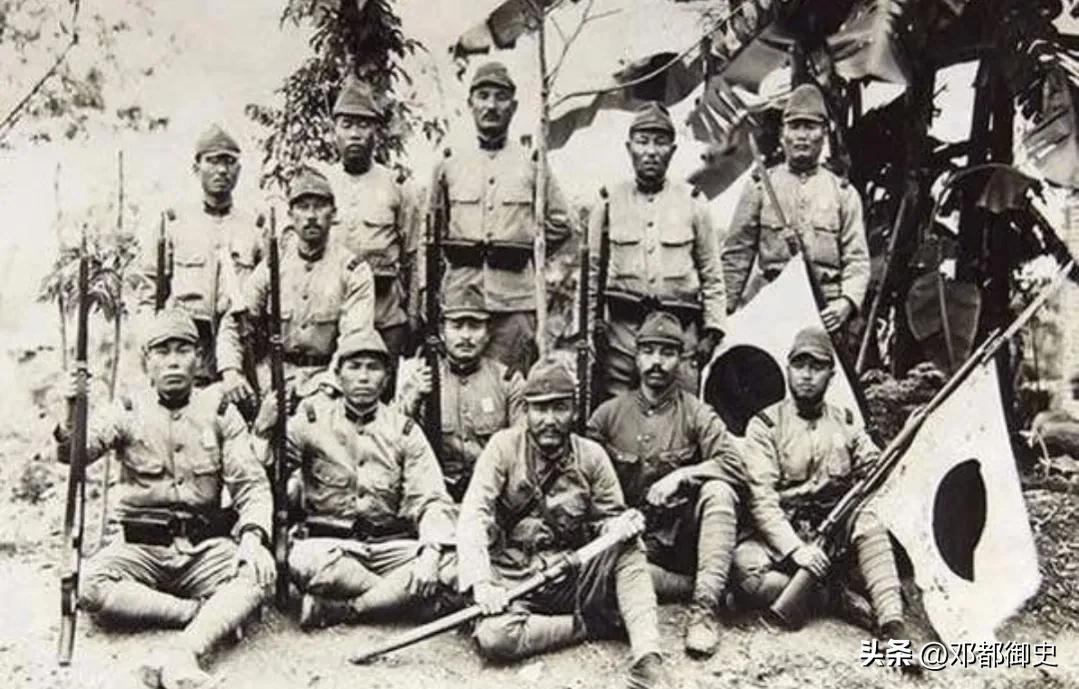 日军杀戮婴儿,日寇士兵刺刀挑小孩