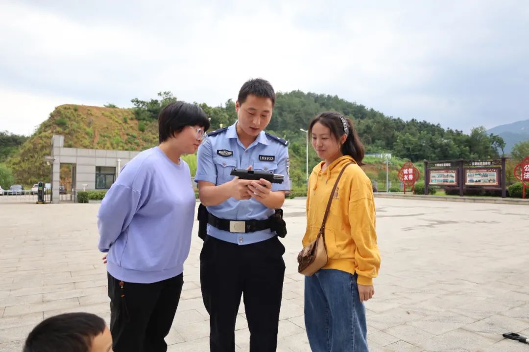 新县公安“走进警营筑梦启航”民辅警子女升学祝捷活动举行