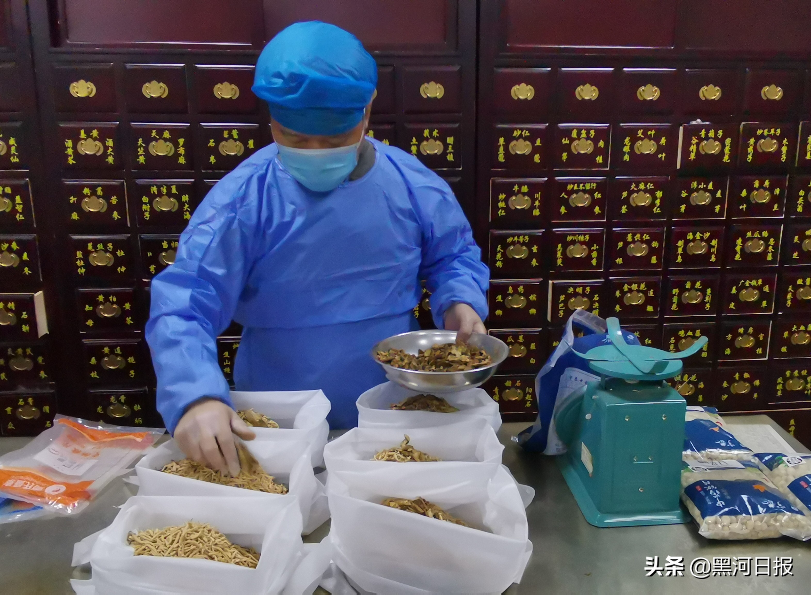 抗击疫情战斗前线,战疫中的中医力量专题片