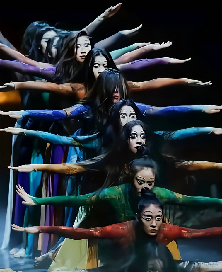 老艺术家口碑绷不住了！女演员手摸男伴私密部位，再惹争议！