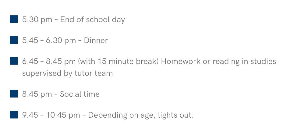 英国女王和菲利普亲王深情对视,英国国王学院高中