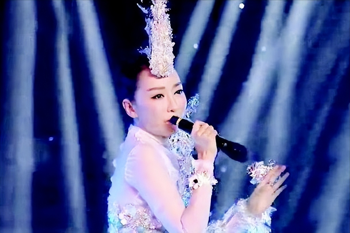 萨顶顶假唱话筒拿反是哪年,萨顶顶假唱话筒拿反作何回应