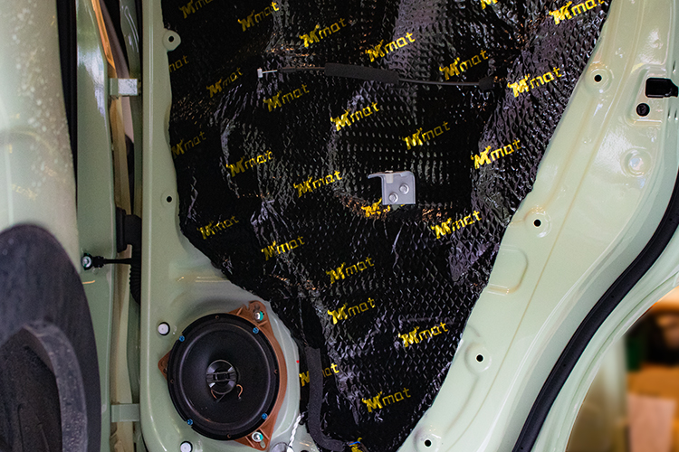 零跑新能源汽车t03内饰改装,零跑t03汽车音响改装