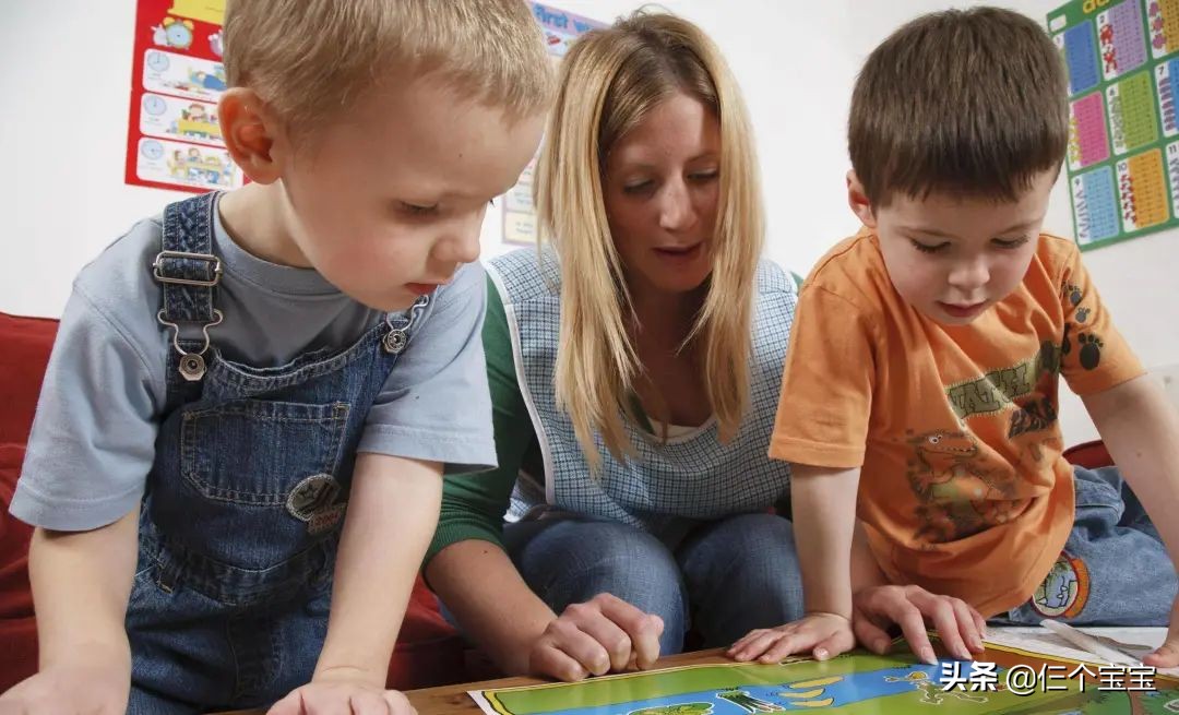 小孩不愿意和别的小朋友玩怎么办,小朋友不愿意跟自家孩子玩怎么办