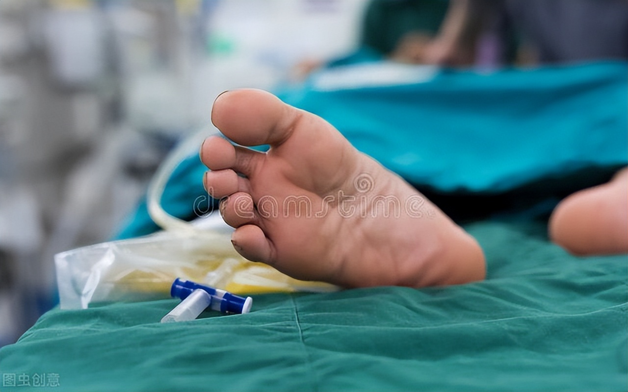 小强在跑步时候摔倒了,操场上小红不小心摔倒了