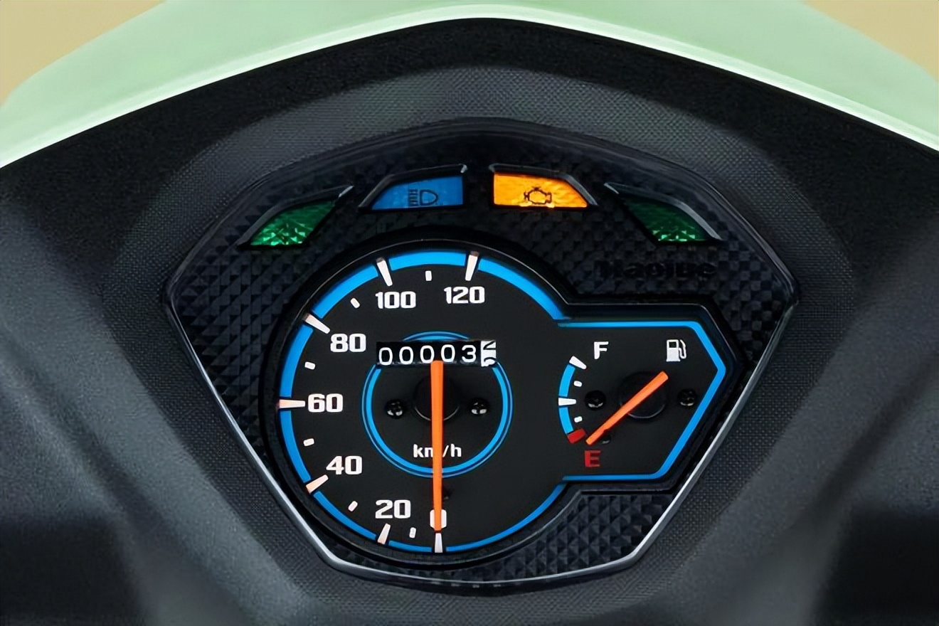 豪爵u100和豪爵vm100区别,豪爵u100适合男性骑吗