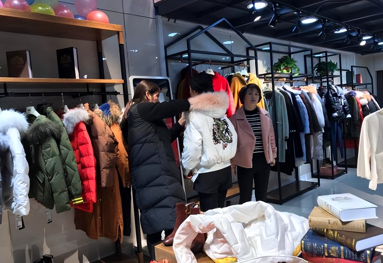 实体店遇到顾客该怎么办,实体店遇到客人买衣服退货怎么办