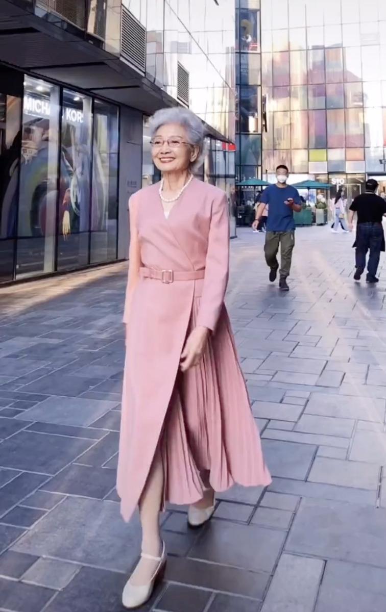 上了年纪的女人穿裙子,年龄大的女人穿什么裙子好看