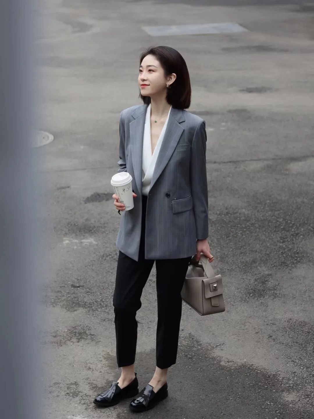 黑裤子极简穿搭高级又有范儿,黑裤子的搭配秋天