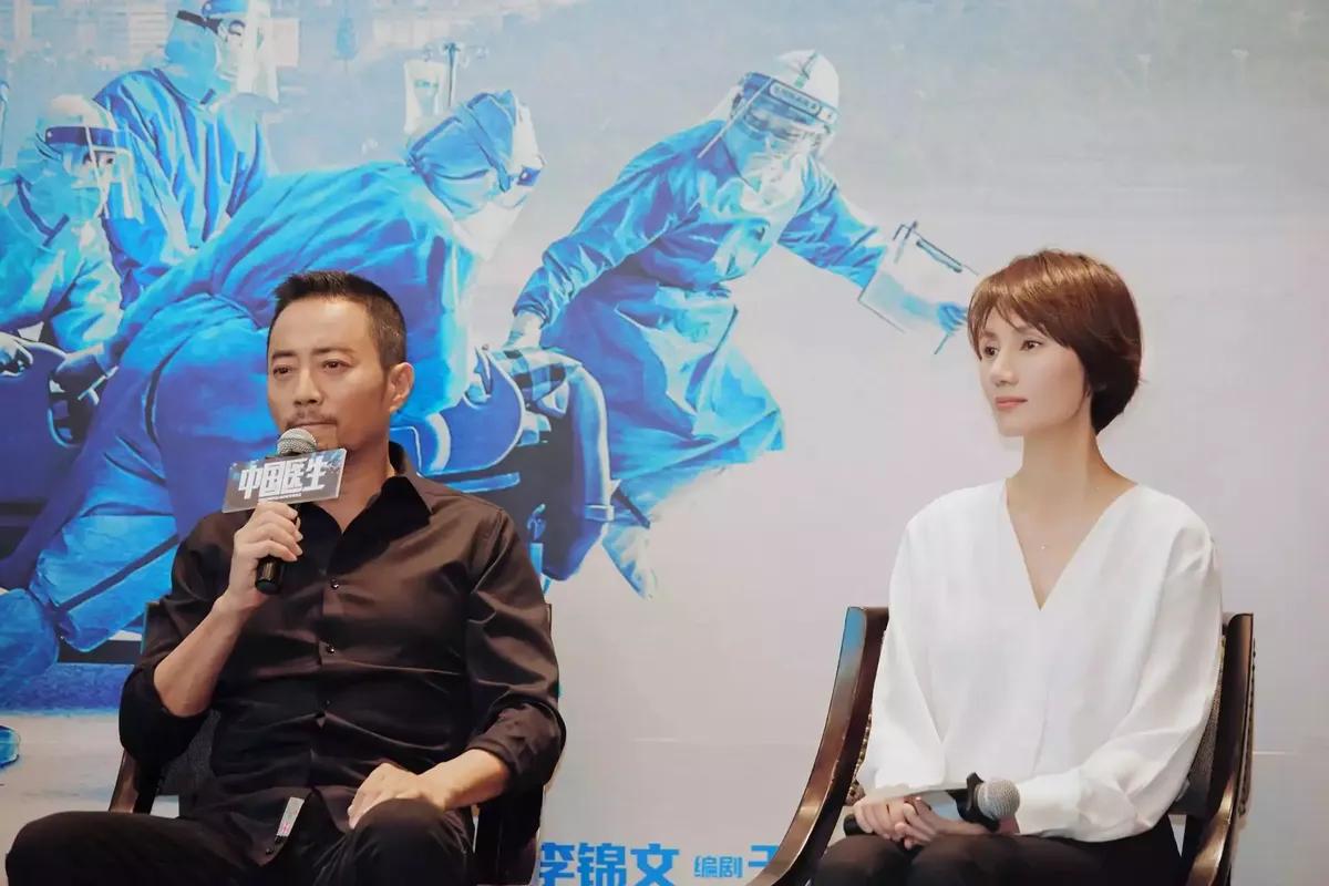 袁泉穿衣服低调又吸引人,袁泉的穿搭风格图片