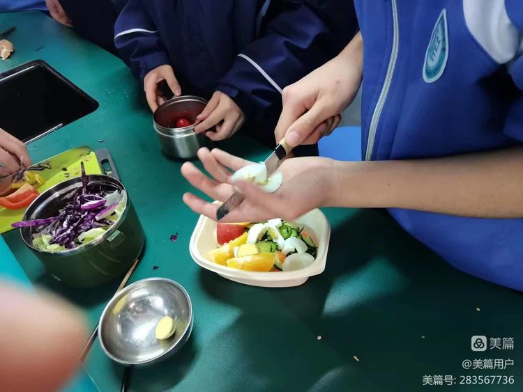 英语制作蔬菜沙拉过程,制作水果沙拉英语公开课