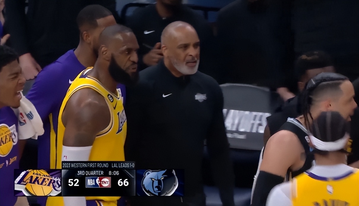 团结!狄龙挑衅詹皇,湖人替补席窜出4人维护大哥,连教练都上了