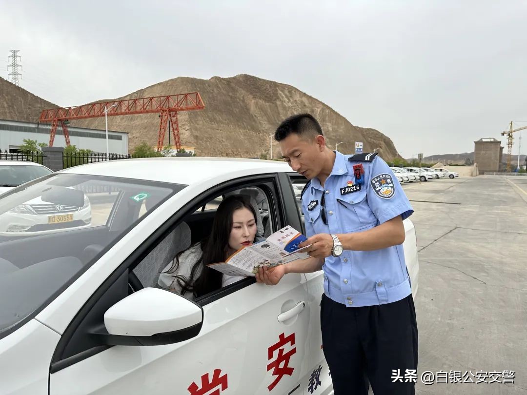 【暑期交通安全】暑期迎来“学车热”交警宣传进驾校把好安全“方向盘”