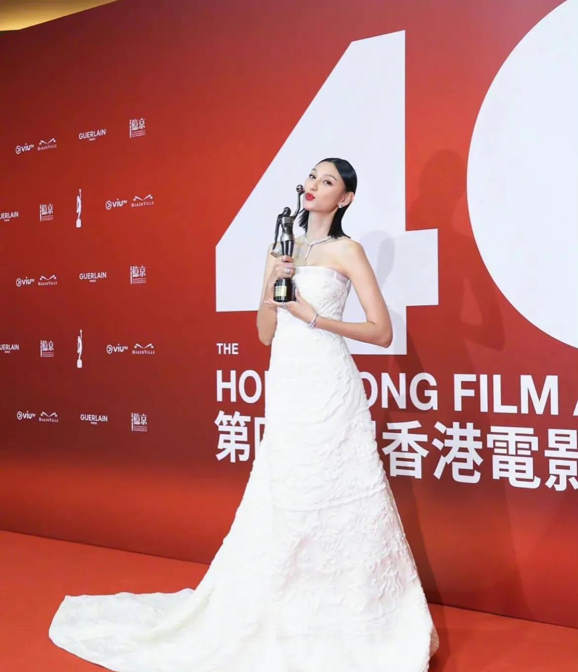 金像影后刘雅瑟获奖现场,金像红毯