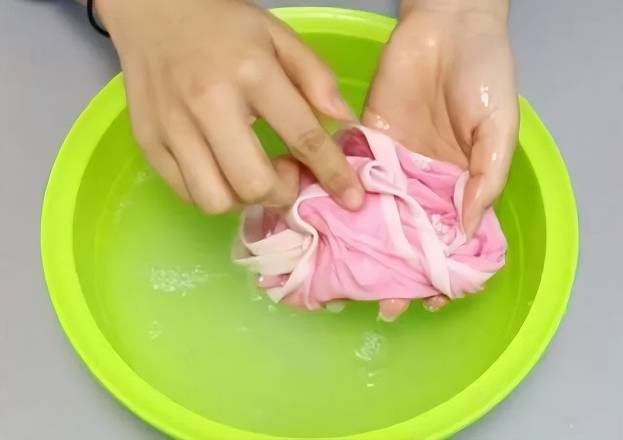 女性内裤每天都很脏是有炎症吗,下体有股骚臭味怎么处理