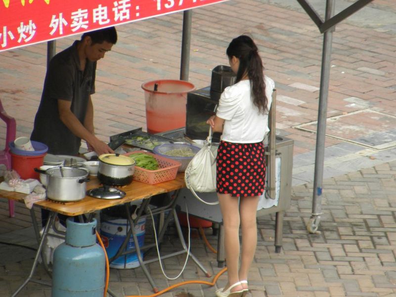 美少女在街边买肠粉，背影漂亮，让路人流连忘返！