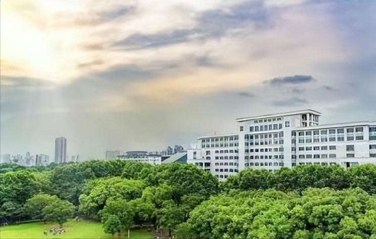 站在“金字塔尖”的师范高校，堪称“师范类985”，就是华中师范