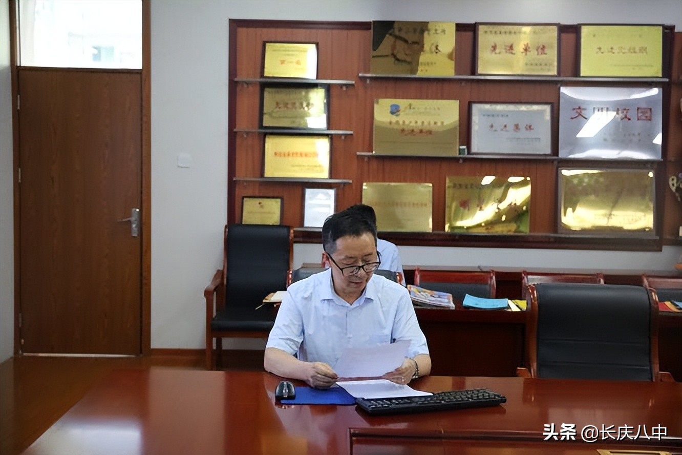 石油普教中心主任王玉春莅临长庆八中指导省级艺术示范校申报工作