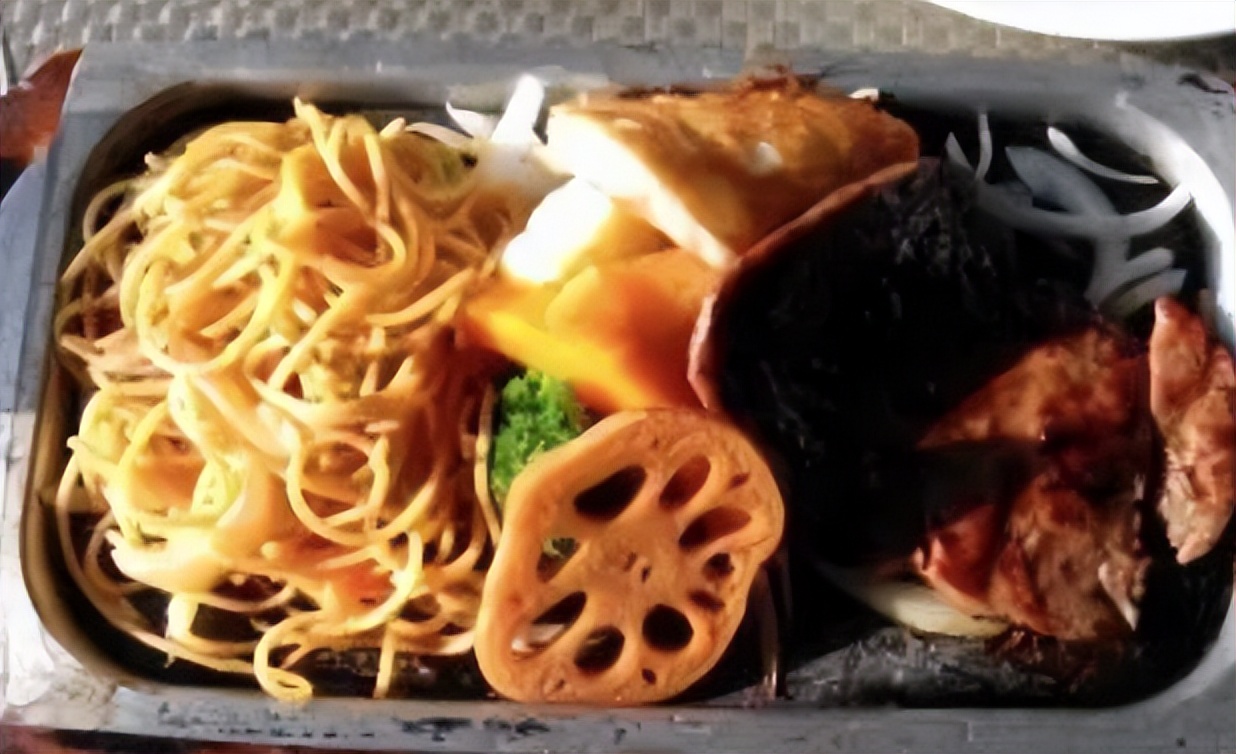 风靡一时的贵价咖啡厅，怎么“沦落”到卖盖浇饭了