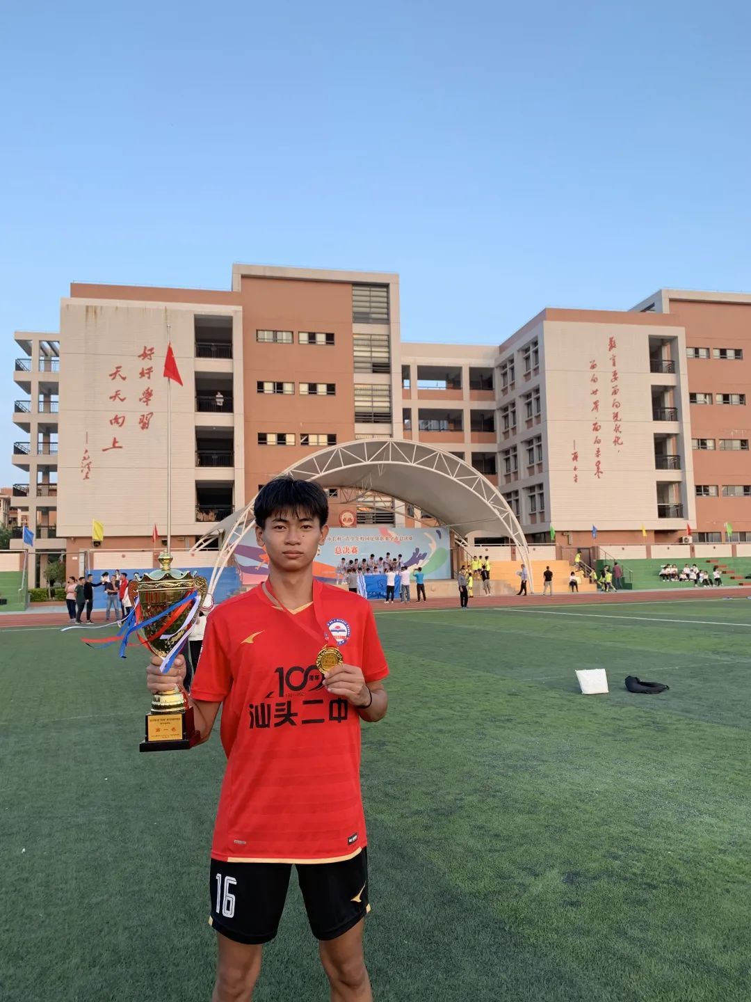 校园足球|汕头市第二中学黄鑫跃、郑铠敏：只有团队的赢才是赢