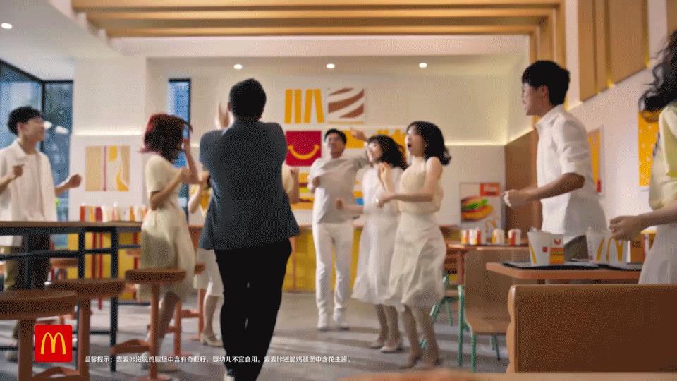 一口上头！麦当劳的新汉堡脆到了我的心巴上