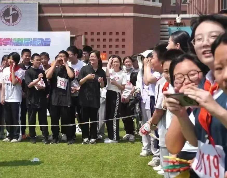 校园运动会开幕式展现青春活力,校园阳光体育运动会