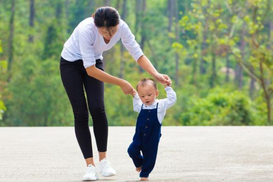 3个信号说明宝宝处于猛涨期,宝宝一直穿纸尿裤会不会影响走