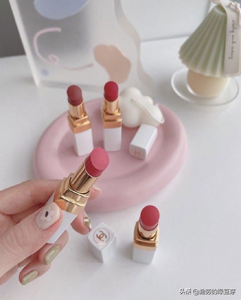春季彩妆大作战，口红测评与分享，上唇后不拔干还显白